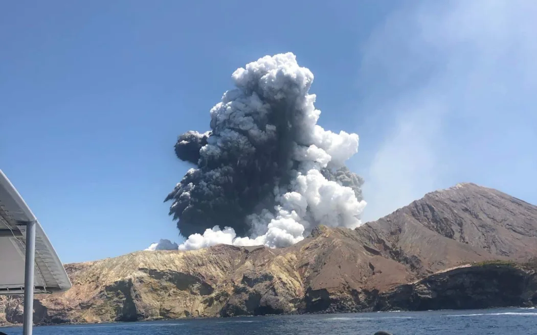 Sống sót sau thảm họa Whakaari: Nỗi đau tột cùng khi bị hơi nước và đá bắn trúng 2 Whakaari White Island eruption as seen from tourist boat