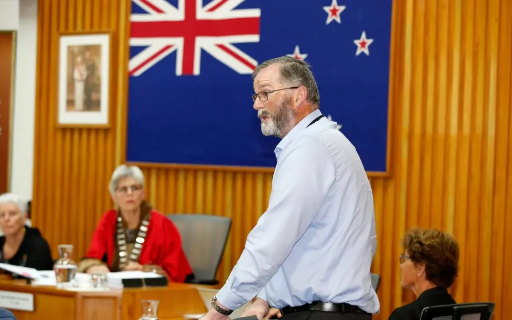 Ken Couper chính thức trở thành Thị trưởng Whangārei sau cuộc đua gay cấn 1 Councillor Ken Couper speaks in favour of Māori wards at today's Whangārei District Council meeting.
