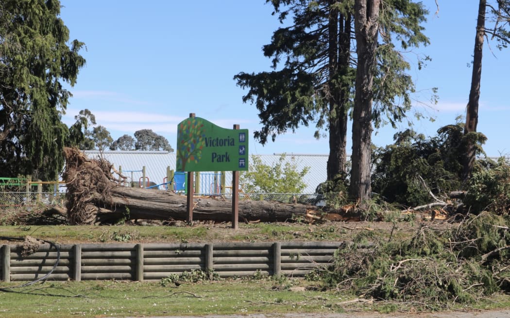 Bão lớn hoành hành, hàng ngàn hộ dân New Zealand mất điện sang tuần thứ hai 2 Wind damage in Kaitangata, after severe spring storms, in October, 2025.