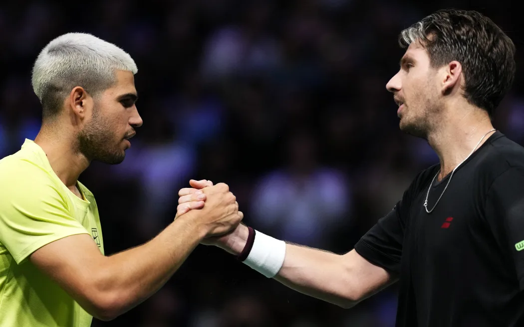 Ngôi sao quần vợt gốc New Zealand Cameron Norrie tái xuất ASB Classic đầy quyết tâm 2 Winner Britain's Cameron Norrie (R) shakes hands with Spain's Carlos Alcaraz after their men's singles match on day two of the Paris ATP Masters 1000 tennis tournament at the Paris La Défense Arena in Nanterre, on the outskirts of Paris, on October 28, 2025. (Photo by Dimitar DILKOFF / AFP)
