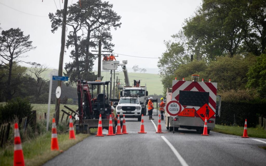 Gió giật mạnh càn quét Eketahuna, người dân Wairarapa tích trữ đồ dùng 1 Carterton powerlines down