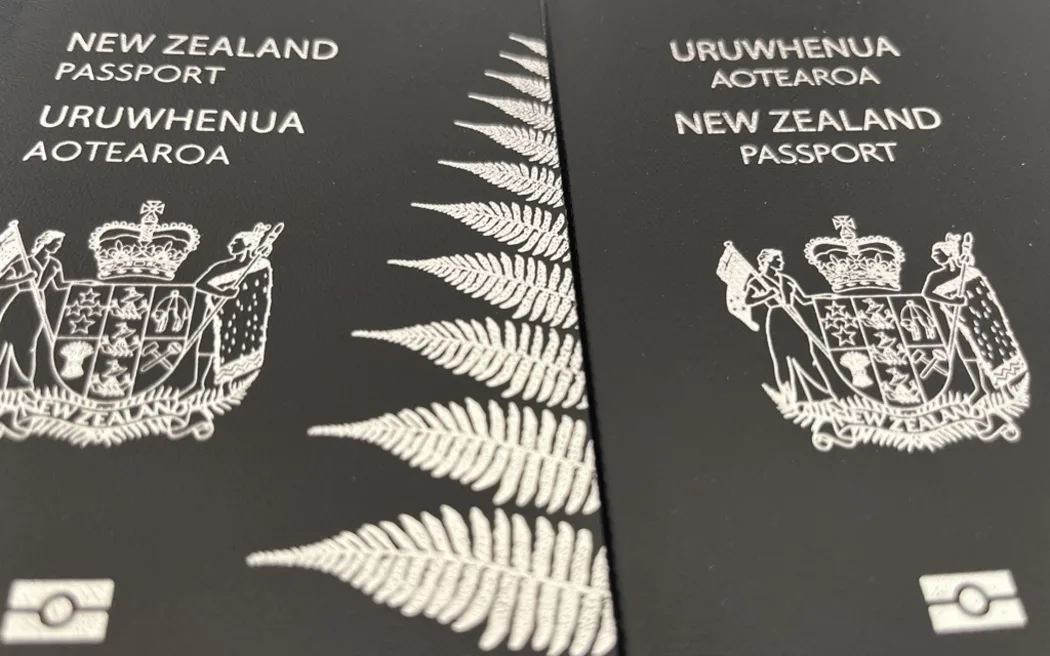 Ngāi Te Rangi hoan nghênh phán quyết của Tòa án Waitangi về chính sách tiếng Māori của chính phủ: **"Cuộc chiến chưa kết thúc!"** 2 A 2016 and a 2023 New Zealand passport. The older passport features the English words first - a design the government says it will change back to with new passports from 2027.