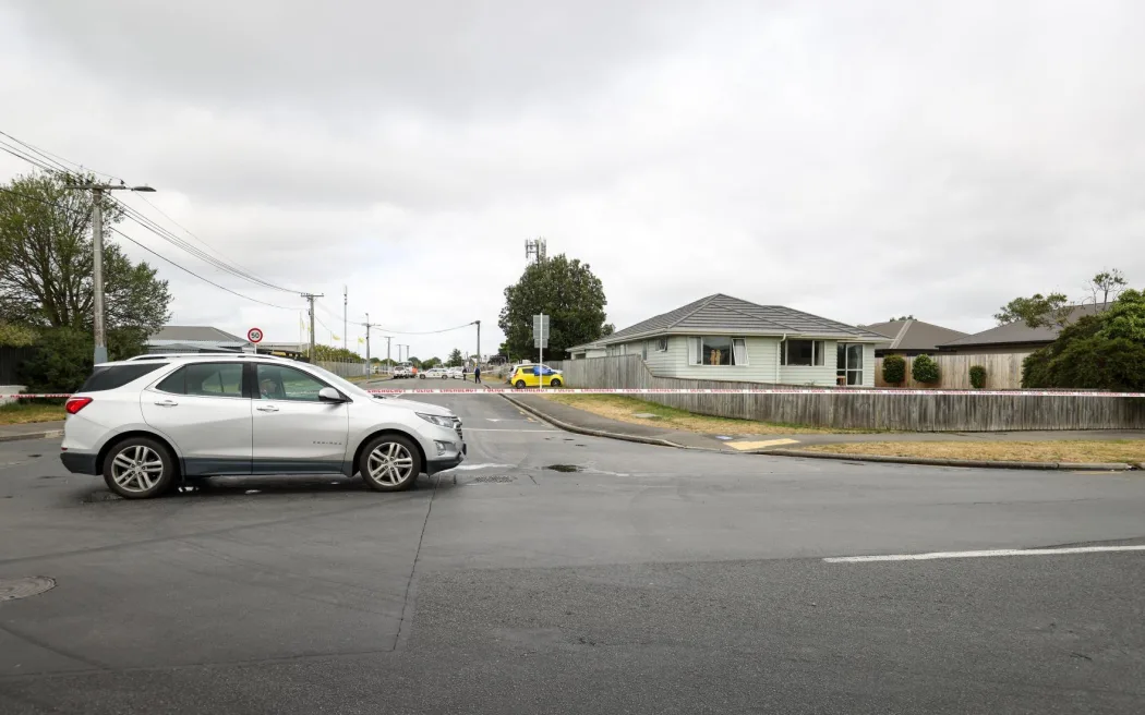 Vụ nổ súng ở Wainoni: Cảnh sát đang theo sát các manh mối 'quan trọng' 2 Police at the scene where a woman was shot on Monday night (10 November) in Wainoni, Christchurch.
