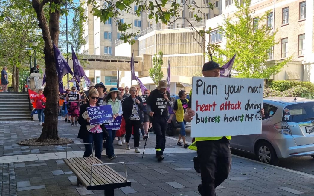 About 50 people marched through Dunedin as part of the Hīkoi for Health. They say the health system is in crisis and called on the government to urgently act. Accompanied by a bagpipe, the protesters say understaffing is putting patients at risk.