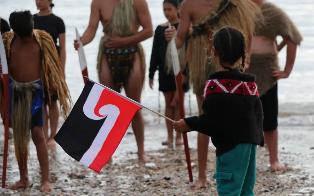 Học giả cảnh báo: 'Pha loãng' chương trình lịch sử, nguy cơ 'đánh mất quá khứ' 1 The kaihoe arrives.