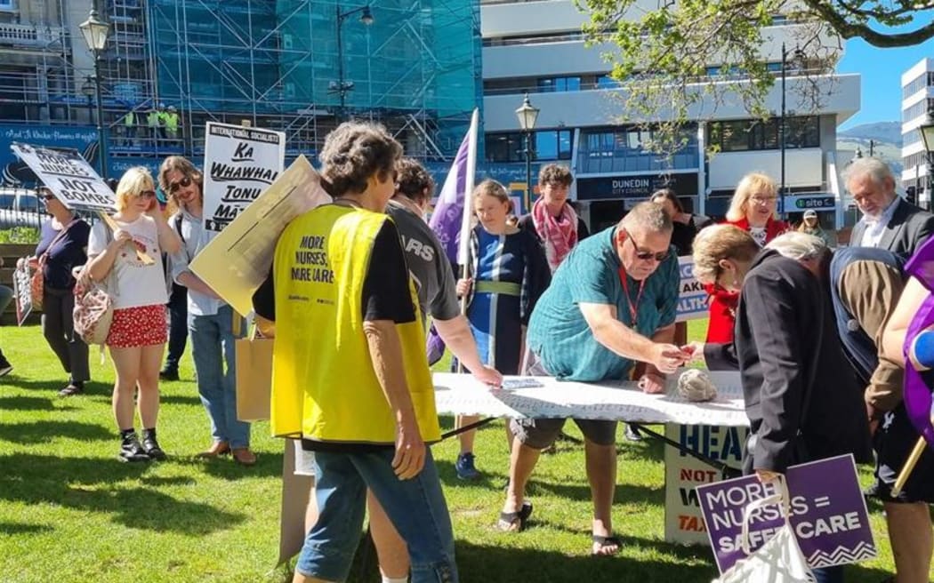 Đoàn tuần hành 'Hīkoi vì Sức khỏe' đổ bộ Dunedin, kêu gọi chính phủ hành động khẩn cấp 3 About 50 people marched through Dunedin as part of the Hīkoi for Health. They say the health system is in crisis and called on the government to urgently act. Accompanied by a bagpipe, the protesters say understaffing is putting patients at risk.