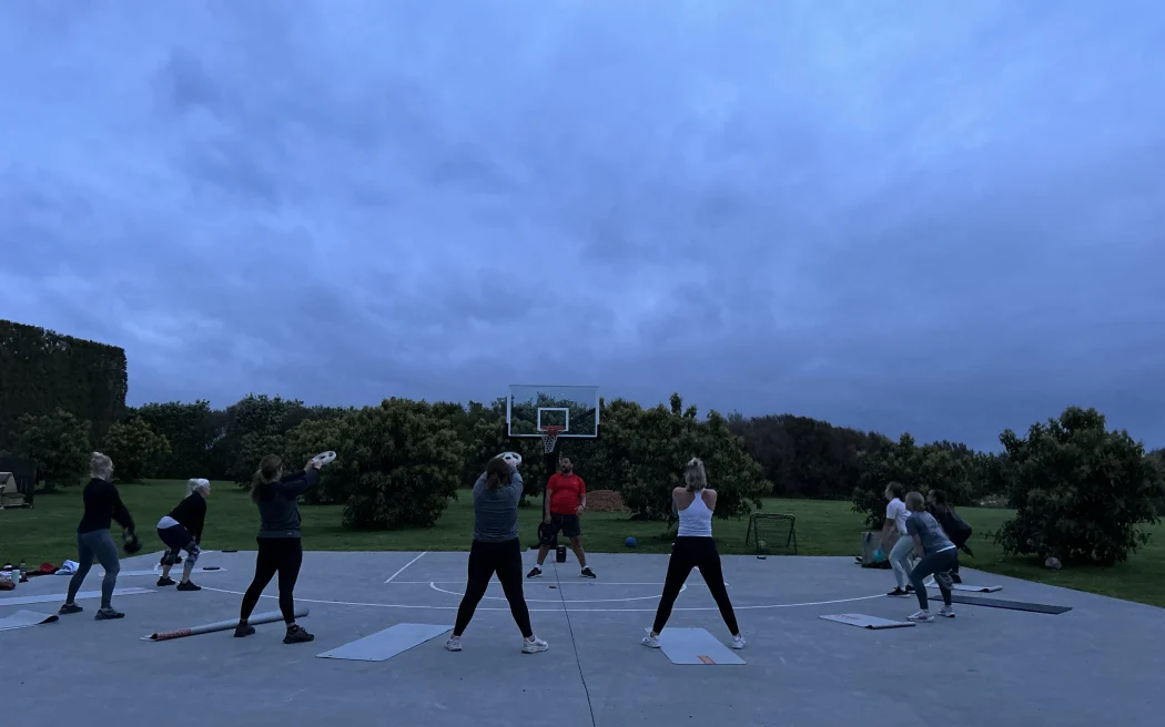 Bootcamp ở nông thôn: Liệu pháp tinh thần giữa đồng quê 2 Photo of people doing workouts together.
