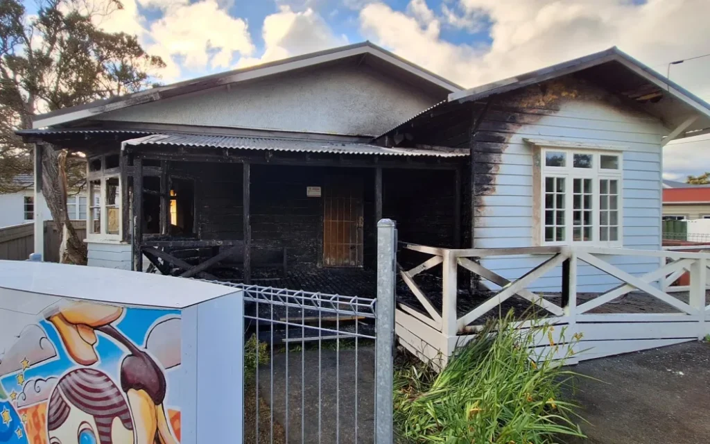 Hỏa hoạn rạng sáng tàn phá Trung tâm Cộng đồng Alicetown ở Lower Hutt 1 Alicetown community centre has been significantly damaged by fire.