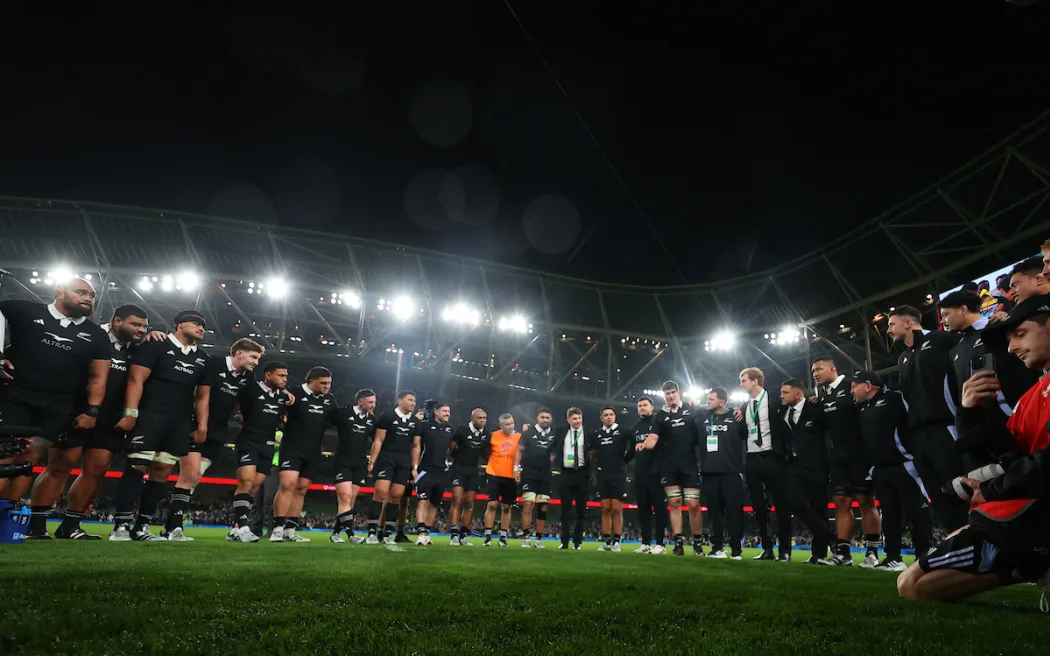 Đại chiến All Blacks - Ireland: Tất tần tật những gì bạn cần biết 4 All Blacks huddle after the test win against Ireland in Dublin.