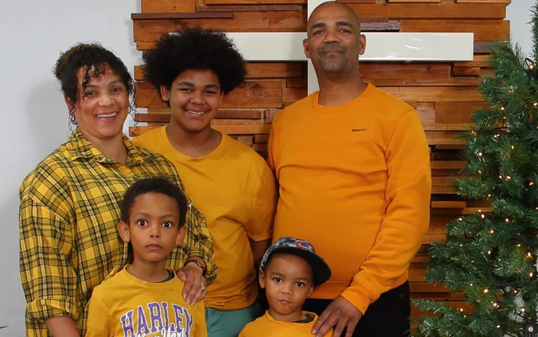 New Zealand: Chính sách ưu tiên việc làm cho người bản địa gây sóng gió, doanh nghiệp và người nhập cư đồng loạt phản đối 2 Alvin April and his wife Megon Dyson-April, and their three sons.