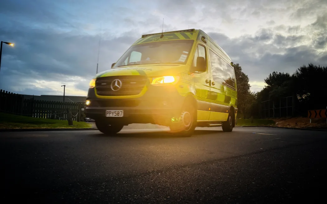Auckland: Nhân viên cơ sở tư pháp vị thành niên bị thương sau vụ việc 2 Generic St John ambulance
