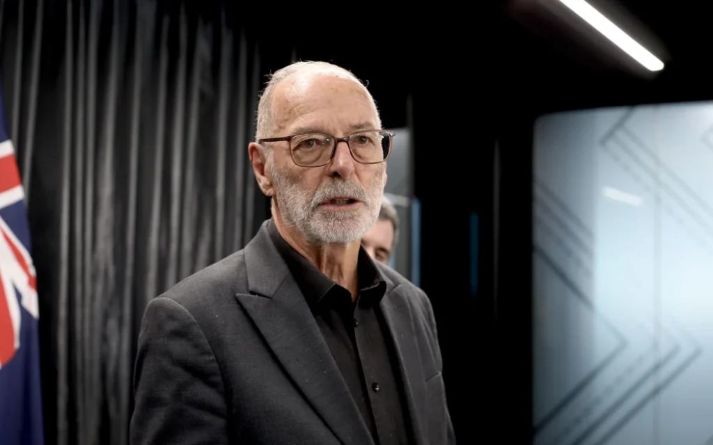 Thị trưởng Auckland Wayne Brown tuyên thệ nhậm chức, "tấn công" chính phủ ngay ngày đầu 1 Auckland mayor Wayne Brown.