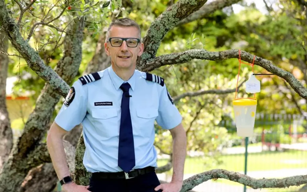 Biosecurity New Zealand: Hơn 100 bẫy và xét nghiệm gen để đối phó ong bắp cày chân vàng 1 Biosecurity New Zealand North Commissioner Mike Inglis.