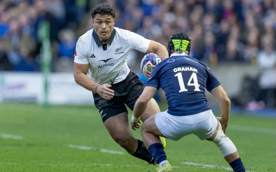 Caleb Clarke 'đen đủi' lỡ trận đại chiến Anh cùng All Blacks 2 Caleb Clarke attempts to evade Darcy Graham of Scotland.