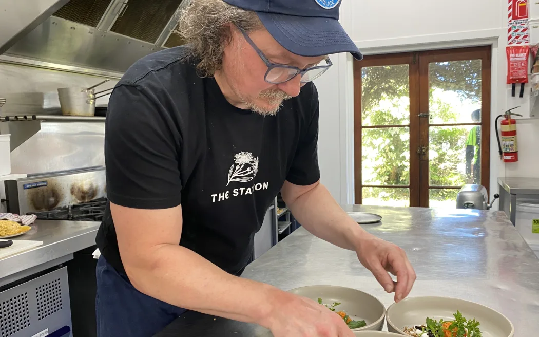 Quán cà phê dưới chân núi hồi sinh, thắp lên hy vọng mới cho vùng đất khó 2 Chef Sam Wilson plating up at his new cafe at Waimarino National Park.