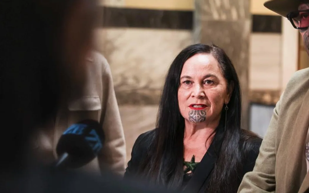 Đảng Te Pāti Māori khai trừ hai nghị sĩ Tākuta Ferris và Mariameno Kapa-Kingi 2 Te Pāti Māori co-leader Debbie Ngarewa-Packer speaks to media on 10 November 2025 after announcing two party members have been expelled from the party.