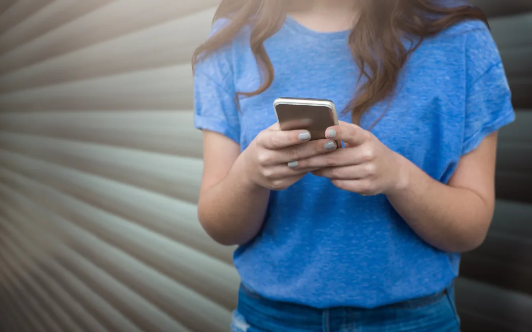 New Zealand: Hình sự hóa deepfake khiêu dâm – Luật mới sẽ hoạt động ra sao? 4 Women using smartphone