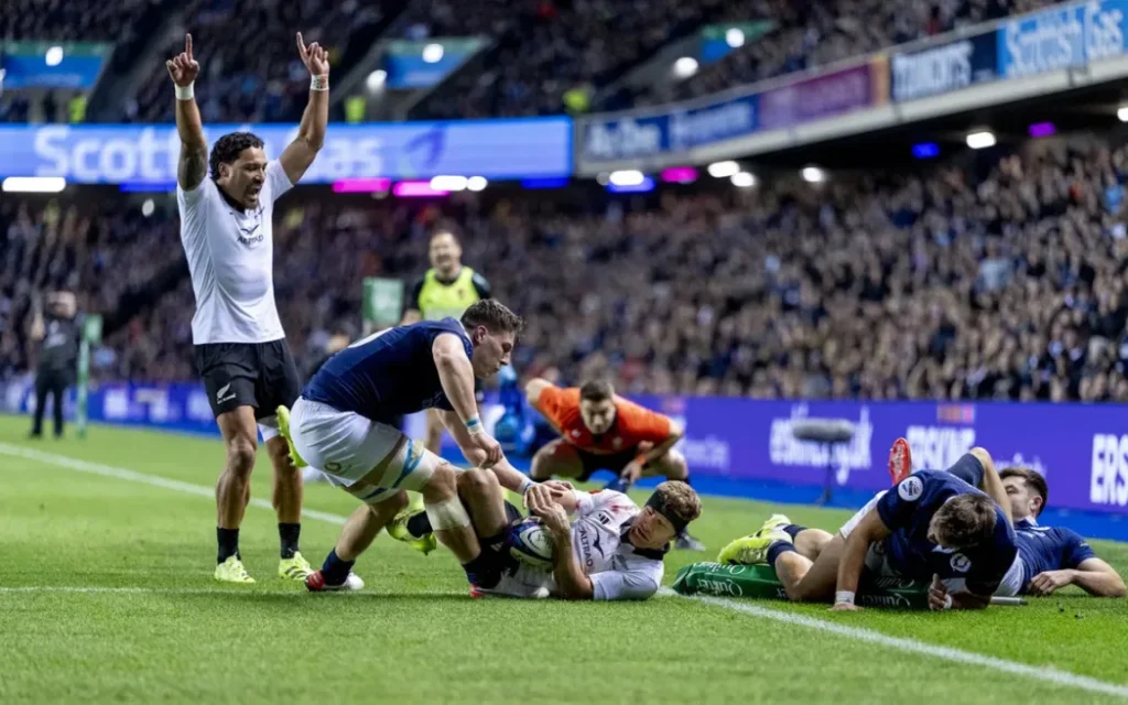 Thót tim! Báo chí quốc tế nói gì về chiến thắng của All Blacks? 1 Damian McKenzie scores the winning try against Scotland.