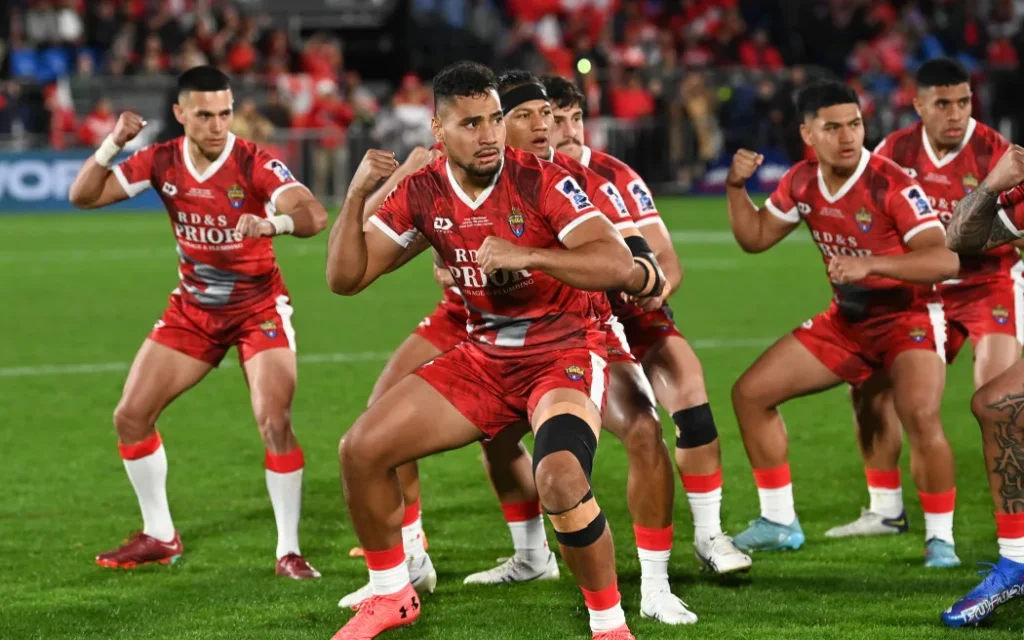 Eliesa Katoa (c) takes part in the Tongan Sipi Tau.