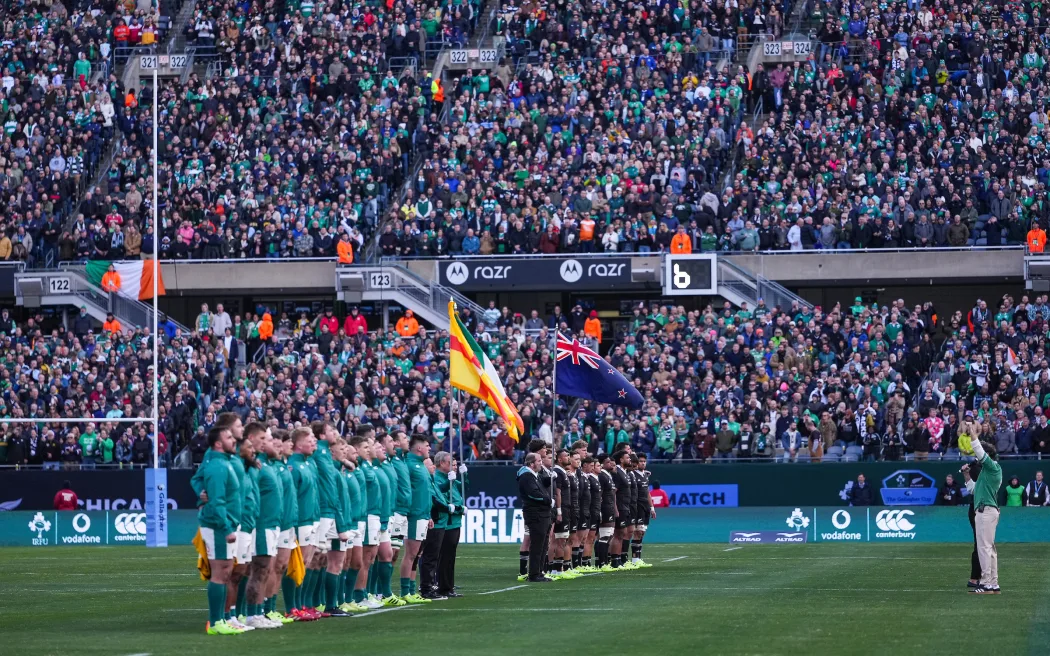Rugby: All Blacks ngược dòng giành chiến thắng kịch tính trước Ireland, truyền thông quốc tế nói gì? 3 Fans, crowd and supporters during the national anthems, New Zealand All Blacks v Ireland, All Blacks Northern Tour rugby union test match at Soldier Field, Chicago, USA on Saturday 1 November 2025. Photo: Robin Alam / Photosport
