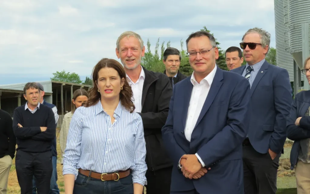 Thiết bị tái chế nitơ nông nghiệp được rót 1,2 triệu USD từ chính phủ và doanh nghiệp 1 Finance Minister Nicola Willis and Science, Innovation and Technology Minister Dr Shane Reti at a North Canterbury farm on Tuesday November 11.