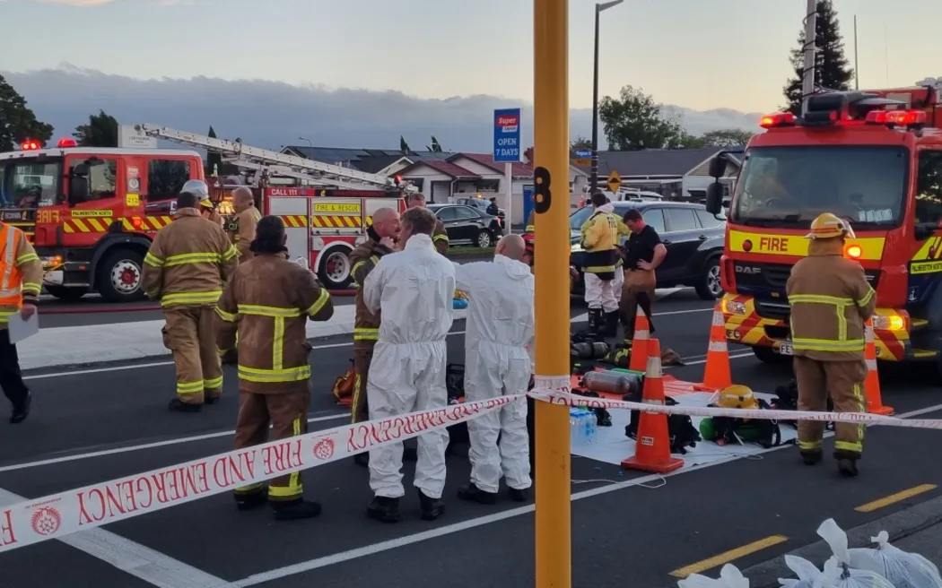Chuyên gia amiăng lo ngại: Chính phủ 'làm suy yếu' hệ thống an toàn 4 Fire broke out at long-closed student pub The Fitz, on Ferguson Street, in Palmerston North, on Thursday 30 October, 2025.