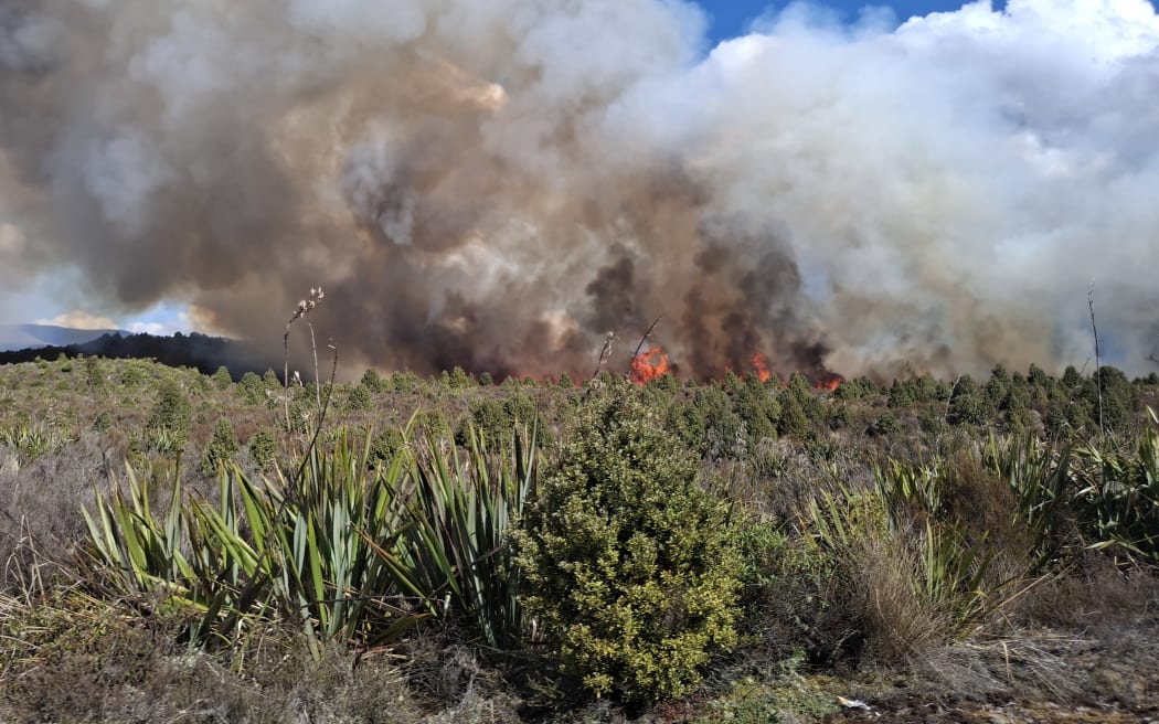 Hỏa hoạn kinh hoàng tại Vườn quốc gia Tongariro: Hàng trăm héc-ta cháy rụi, khẩn cấp sơ tán và phong tỏa 3 Fire at Tongariro crossing