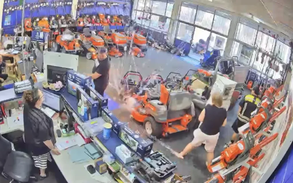 "Suýt gây thảm họa": Bắt giữ nghi phạm bắn pháo hoa vào cửa hàng máy cắt cỏ 1 Fireworks were shot into a lawnmower shop at 9:30am on Friday
