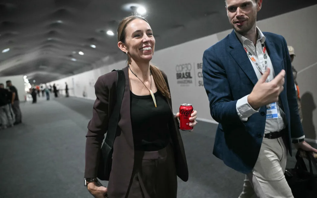 COP30: New Zealand cần cam kết mua tín chỉ carbon quốc tế để hoàn thành mục tiêu Paris, chuyên gia thúc giục 2 New Zealand's former Prime Minister Jacinda Ardern arrives of the COP30 UN climate conference in Belem, Para State, Brazil on November 7, 2025. (Photo by Mauro PIMENTEL / AFP)