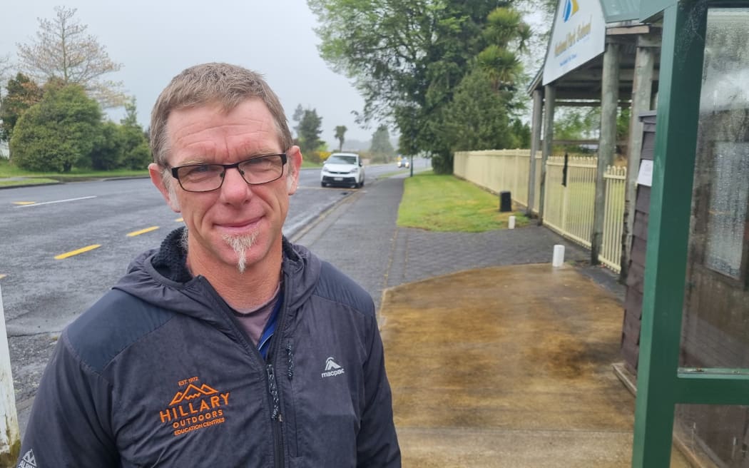 Cháy rừng Tongariro: Du khách hoảng loạn sơ tán bằng trực thăng khi tro bụi phủ kín bầu trời 7 Graeme Swift says Hillary Outdoors staff are waiting for news about when they can return to work.