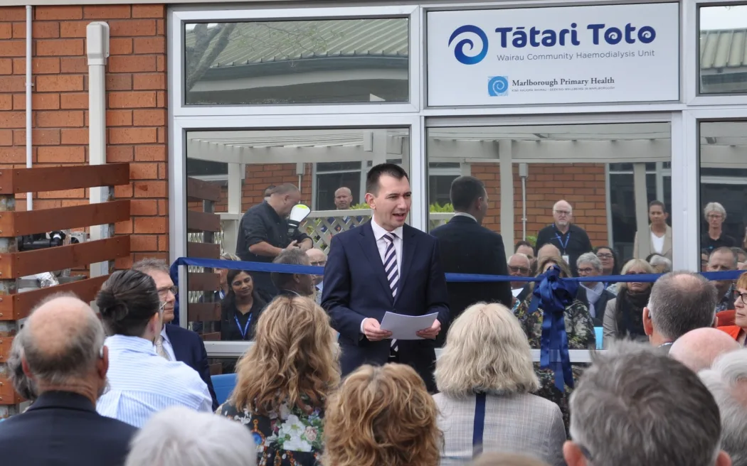 Blenheim khai trương đơn vị chạy thận mới: Bệnh nhân thoát cảnh đi lại vất vả 3 Health Minister Simeon Brown at the opening of the Wairau Community Haemodialysis Unit.