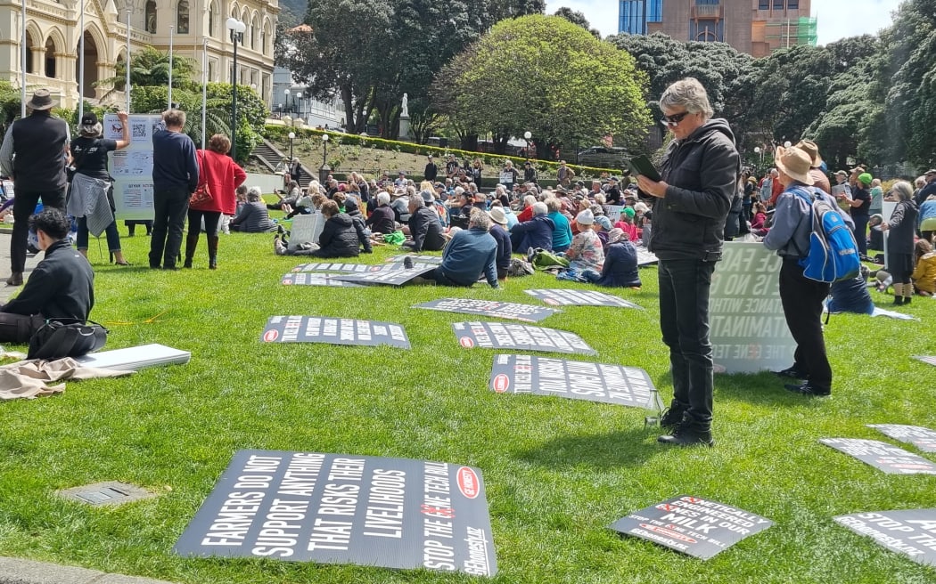 New Zealand First leader Winston Peters spoke to hundreds of people gathered on Parliament's lawn urging the government to drop the Gene Technology Bill.