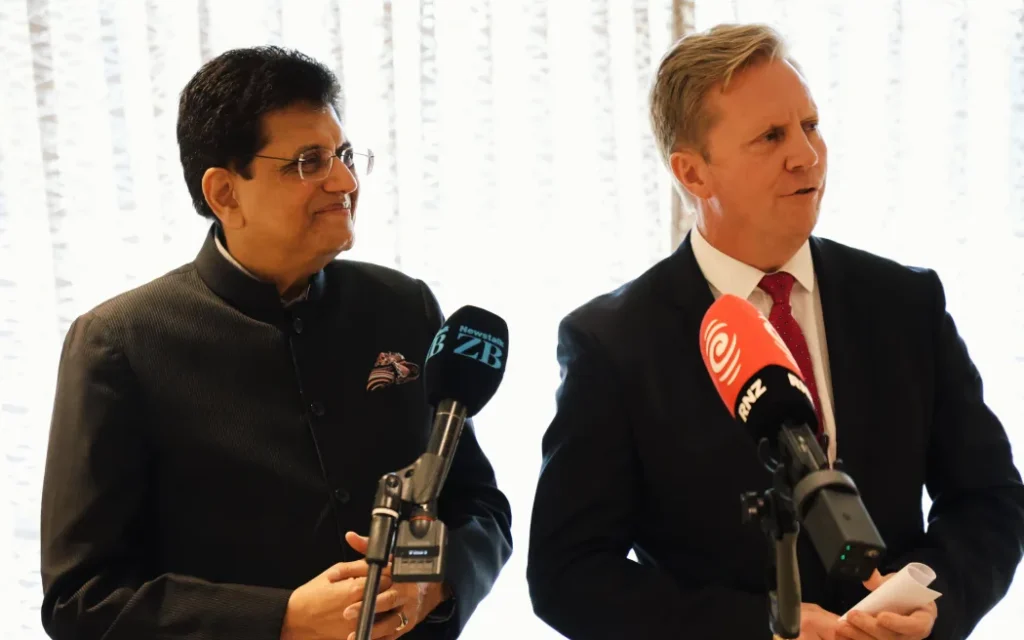 Thương mại tự do New Zealand - Ấn Độ: Doanh nghiệp được thúc giục chuẩn bị 1 Indian Commerce Minister Piyush Goyal and Trade Minister Todd McClay speak to reporters at a press conference in Auckland on 5 November 2025.