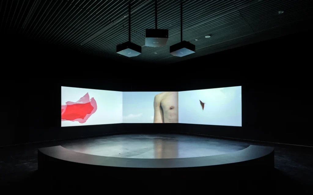 Nghệ sĩ Trần Lương bịt mắt, 'phó mặc' cho công chúng dẫn lối trên con đường họ chọn 1 Installation view in Trần Lương, Tầm Tã – Soaked in the long rain, Jameel Art Centre, Dubai, 2024.