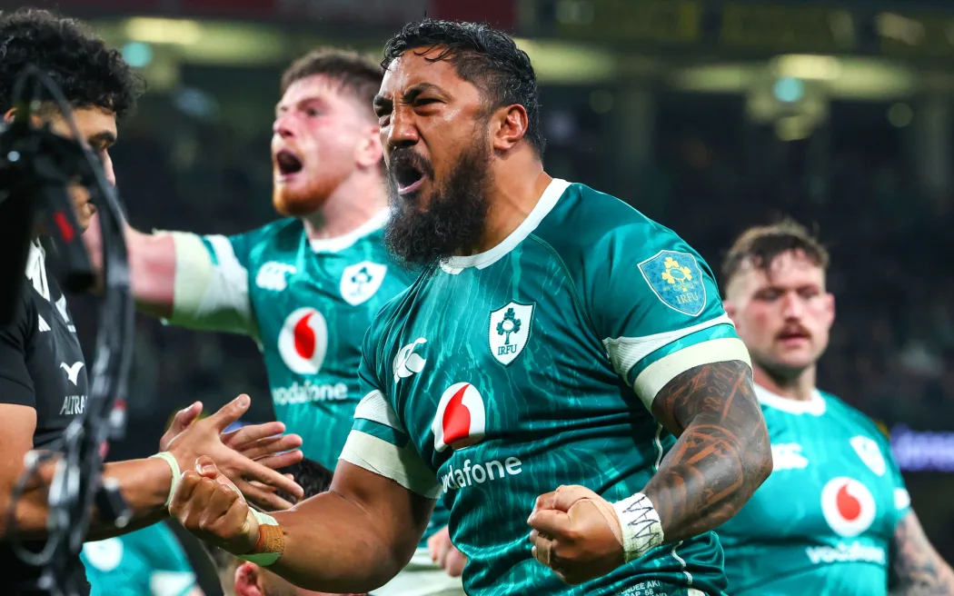 Đại chiến All Blacks - Ireland: Tất tần tật những gì bạn cần biết 2 Ireland’s Bundee Aki celebrates Josh van der Flier scoring a try against All Blacks 2024.