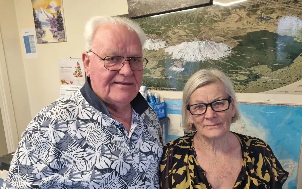 Cháy rừng Tongariro: Du khách hoảng loạn sơ tán bằng trực thăng khi tro bụi phủ kín bầu trời 5 John and Gillian Visser say a long-term closure of the Tongariro Crossing would be devastating.