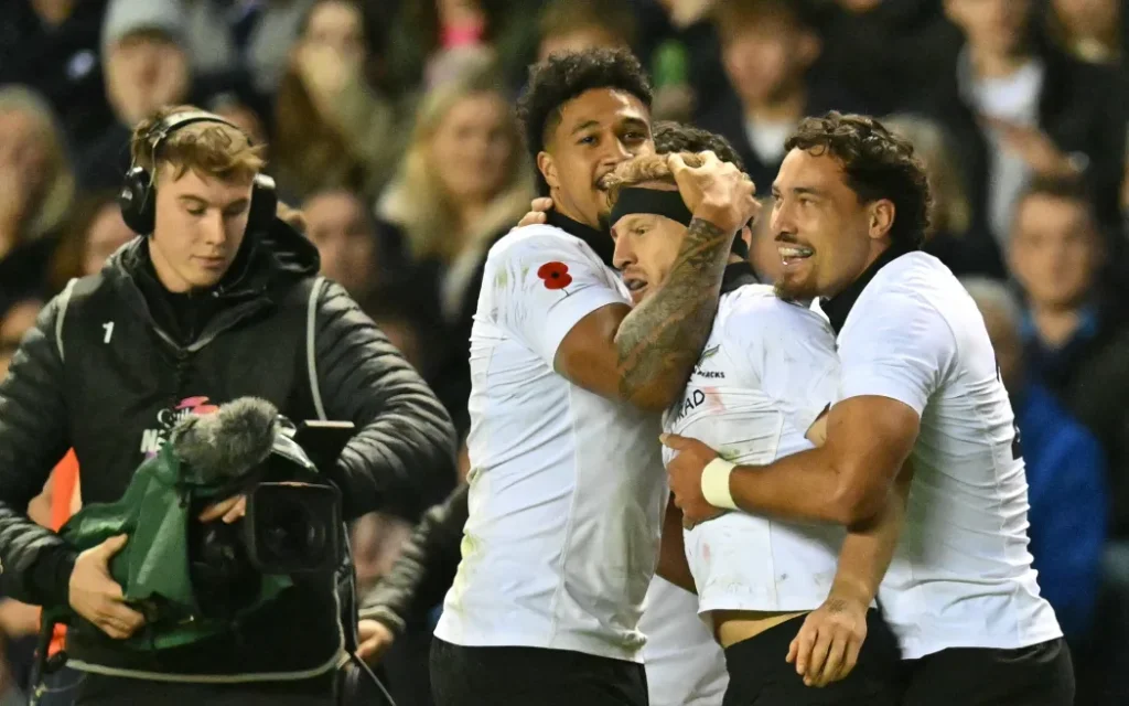 All Blacks thắng kịch tính nhưng "cơn sốt thẻ vàng" vẫn là nỗi lo lớn 1 New Zealand's Damian McKenzie celebrates scoring a try against Scotland.