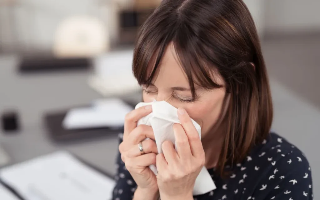Người New Zealand nghỉ ốm tăng vọt, kinh tế thiệt hại hơn 4 tỷ USD mỗi năm 1 sick generic, person sneezing, cold and flu