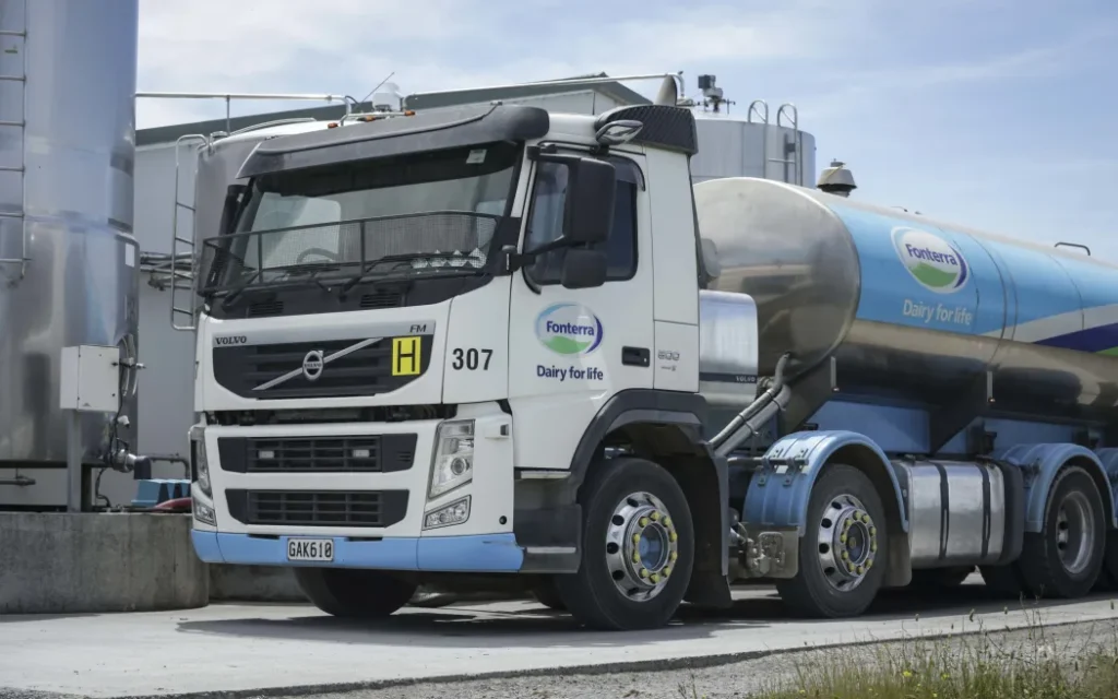 Giá sữa lại giảm, nông dân New Zealand đứng ngồi không yên 1 Fonterra milk truck