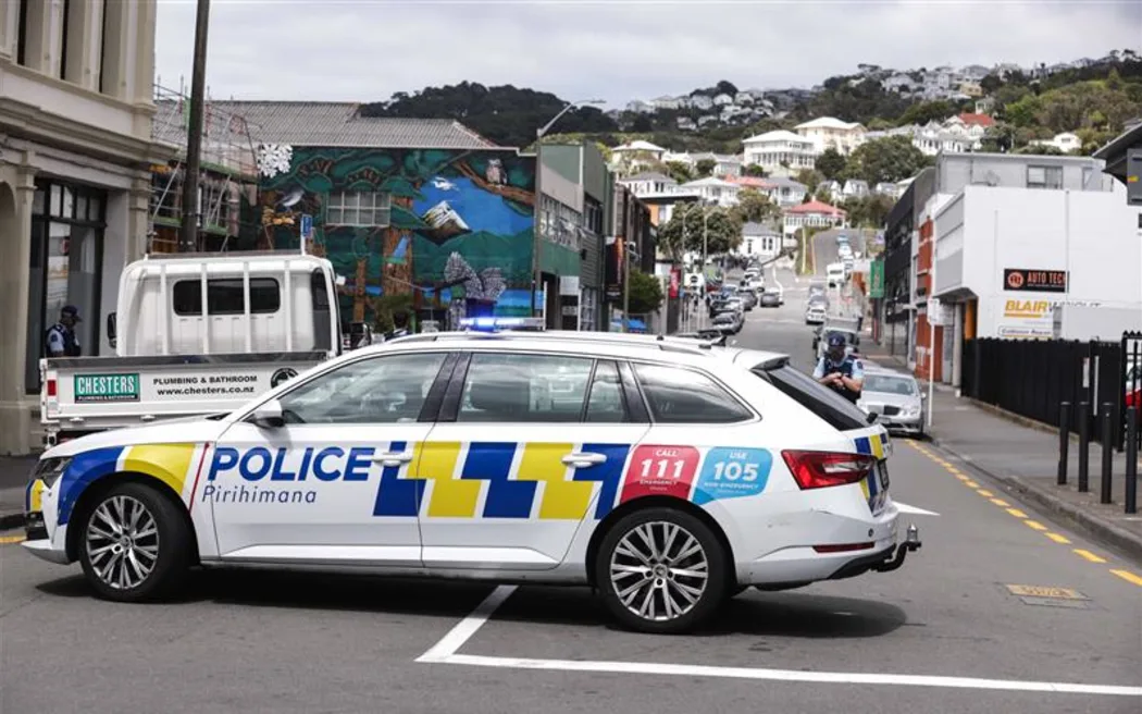 Cảnh sát vũ trang phong tỏa đường phố trung tâm Wellington 3 Armed police are at the edge of a cordon on Hopper Street in central Wellington on Wednesday.