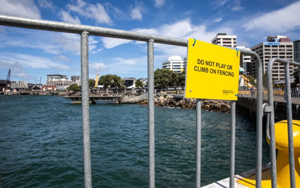 Wellington gỡ hàng rào tạm bờ sông: Giải pháp an toàn gây tranh cãi sắp được tháo dỡ 1 Wellington waterfront