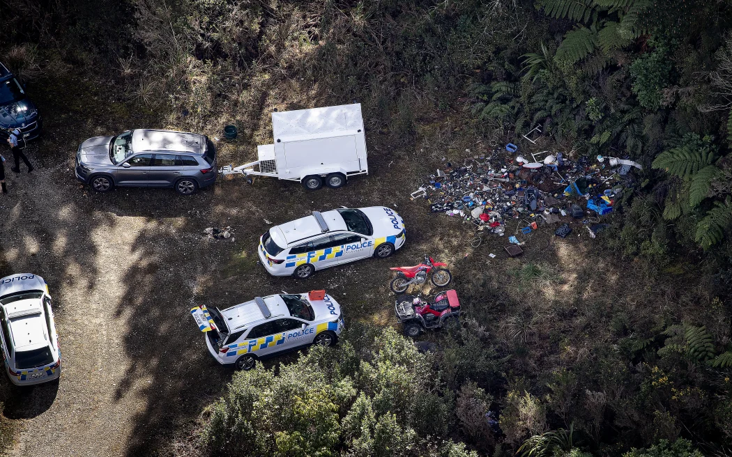 Vì sao cảnh sát New Zealand không truy tố Stuff vụ ghi âm Tom Phillips? 2 WAITOMO, NEW ZEALAND - SEPTEMBER 11: Police at the location of one of the campsites just off the Te Anga Road near Waitomo where Tom Phillips and his children had been hiding for the last four years. Tom Phillips was killed after getting into an armed shootout with Police. 11 September 2025. (Photo by Dean Purcell/New Zealand Herald via Getty Images)