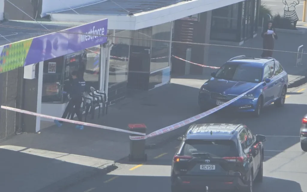 Cảnh sát phong tỏa khu dân cư Auckland, một người bị thương nặng 1 Police at the scene in Avondale.