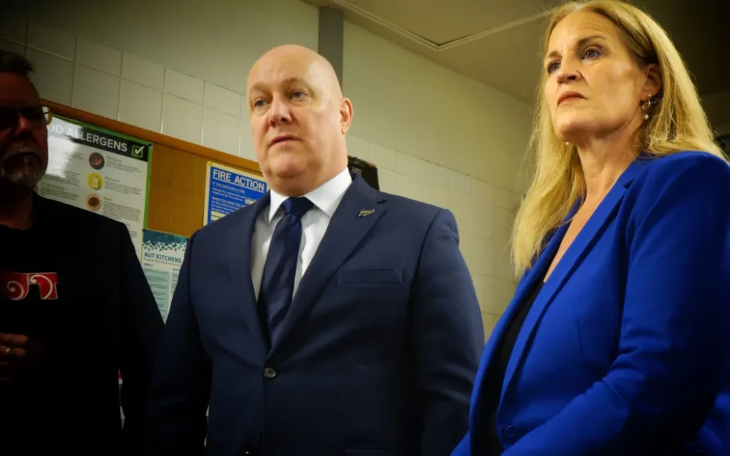 New Zealand lần đầu lọt tầm ngắm Michelin: Các nhà phê bình sao vàng sẽ chấm điểm nhà hàng 1 Prime Minister Christopher Luxon and Tourism and Hospitality Minister Louise Upston make the announcement in Auckland.