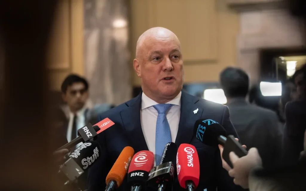 Thủ tướng Luxon: Đảng Quốc gia sẽ cân nhắc bán tài sản nhà nước cho kỳ bầu cử tới 1 bridge