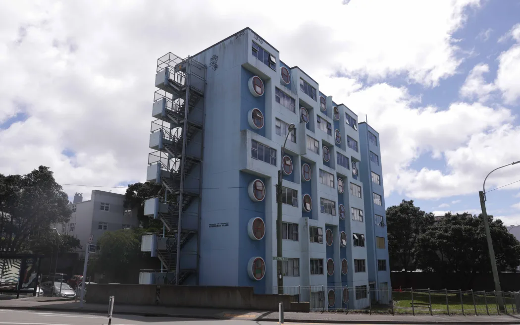 Vụ nổ súng kinh hoàng ở Wellington: Nạn nhân nhảy lầu thoát thân, cảnh sát kêu gọi hỗ trợ 2 Police at Pukehinau Flats on Brooklyn Rd following gunfire.