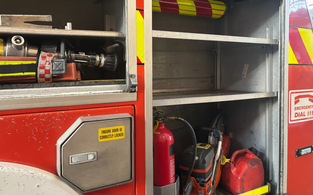 Lính cứu hỏa Auckland báo động: Trang thiết bị xuống cấp 'tồi tệ nhất lịch sử' 3 Relief trucks are passed around stations so often they often aren’t adequately resourced with all the gear fire fighters need.