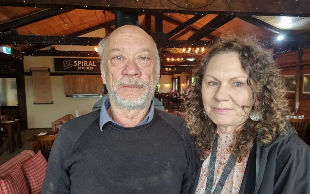 Cháy rừng Tongariro: Du khách hoảng loạn sơ tán bằng trực thăng khi tro bụi phủ kín bầu trời 4 Sam and Kaz Clarkson spent last night in Waimarino after their hotel, Skotel, was evacuated.