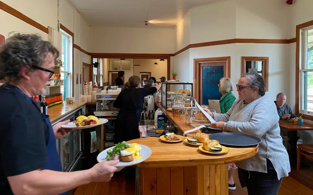 Quán cà phê dưới chân núi hồi sinh, thắp lên hy vọng mới cho vùng đất khó 4 Chef Sam Wilson at his new cafe at Waimarino/National Park in the historic railway station.