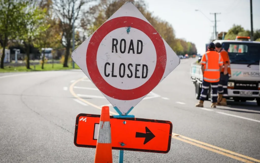 Xe tải đâm cột điện, cao tốc tê liệt, hàng chục hộ dân mất điện gần Invercargill 1 A road closed detour sign.